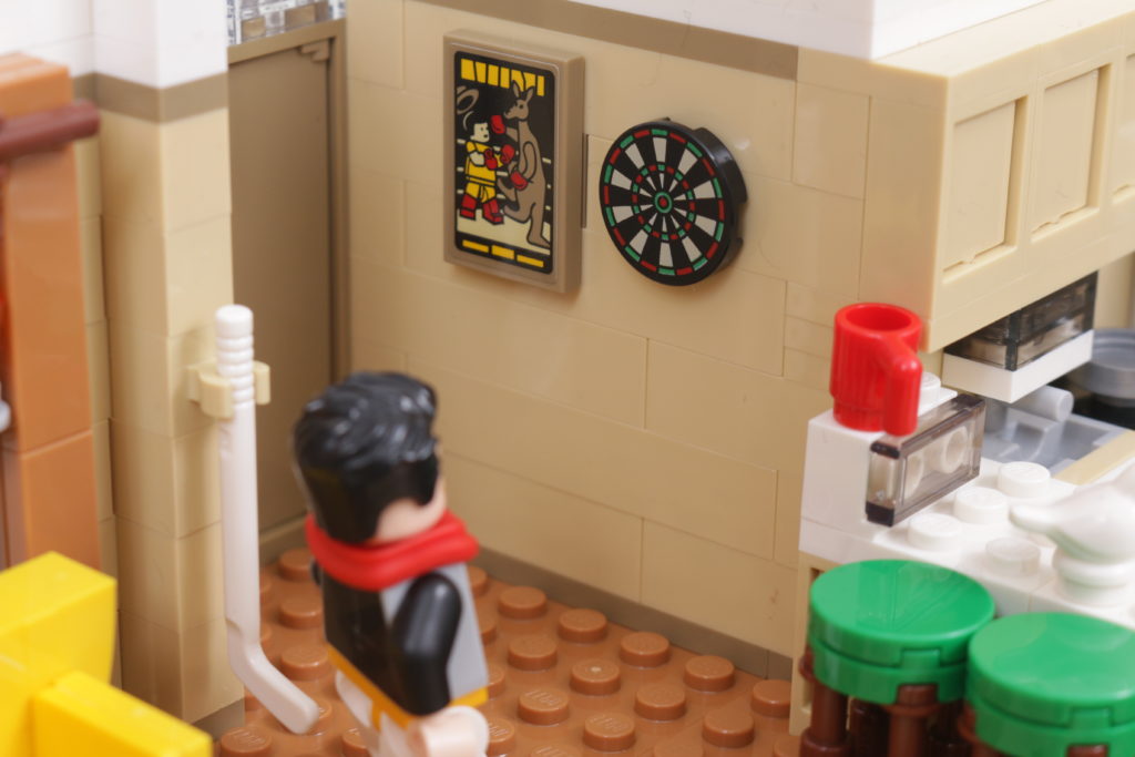 LEGO Creator Expert 10292 Friends Apartments review 21