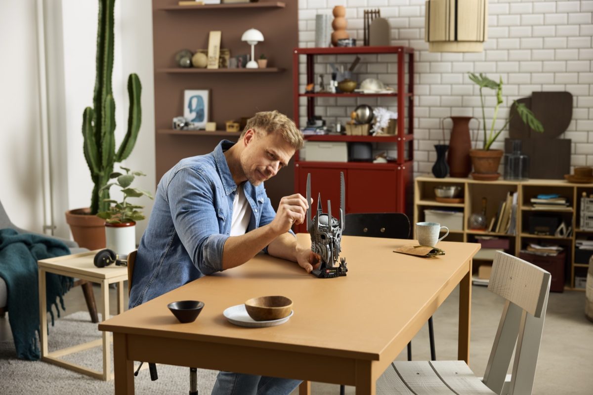 LEGO Icons 11373 The Lord of the Rings Saurons Helmet 10 1200x800