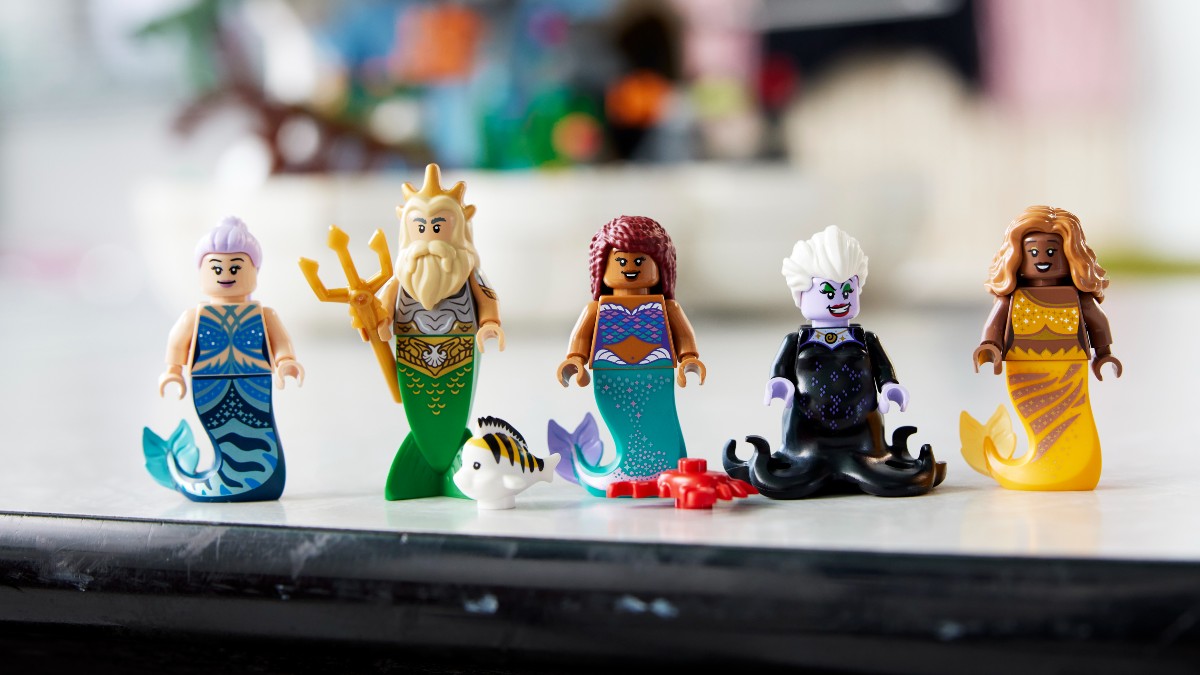 The Little Mermaid has a lot of LEGO Disney minifigures 