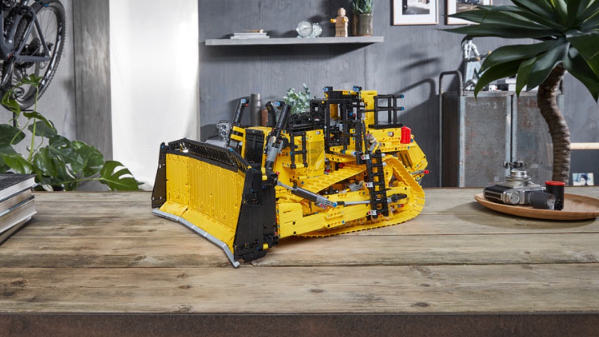 LEGO Technic 42131 CAT D11T Bulldozer featured
